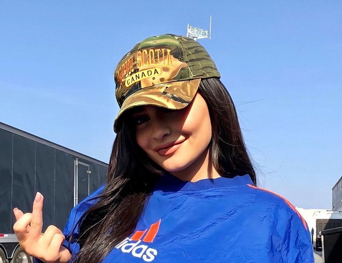 Kylie Jenner Pouts Her Big Lips InGorgeous New Selfie