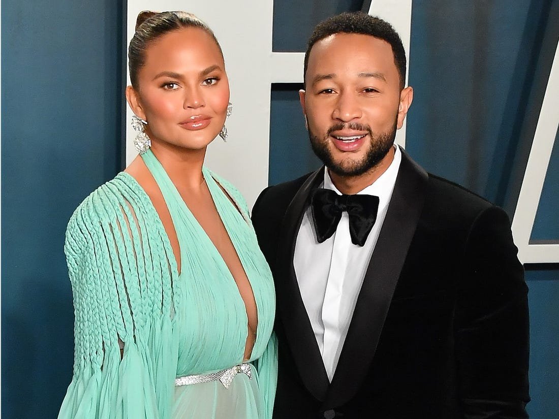 Chrissy Teigen Confesses She Didn’tKnow She Was Pregnant During HerBreast Surgery