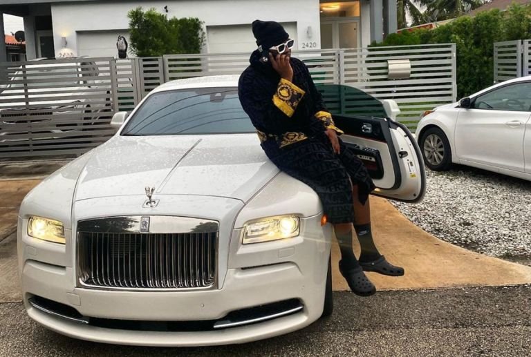 Medikal Proves With Receipt That His Wealth Is From Music And Not Fraud (VIDEO)