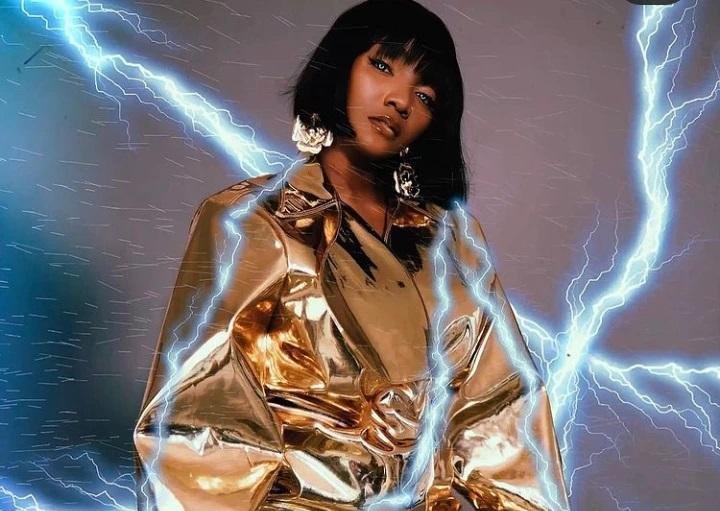 “Naked Wire”-Singer Simi Reveals The Name Of Her Single With Sensational Photo